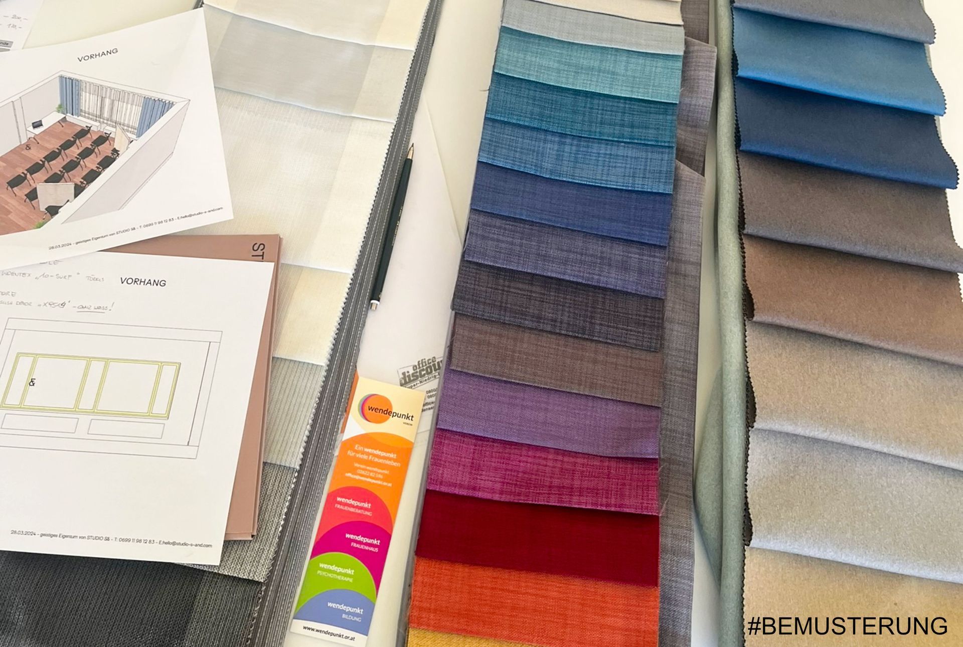 Stoffmuster in verschiedenen Farben mit Raumgestaltungsskizzen.