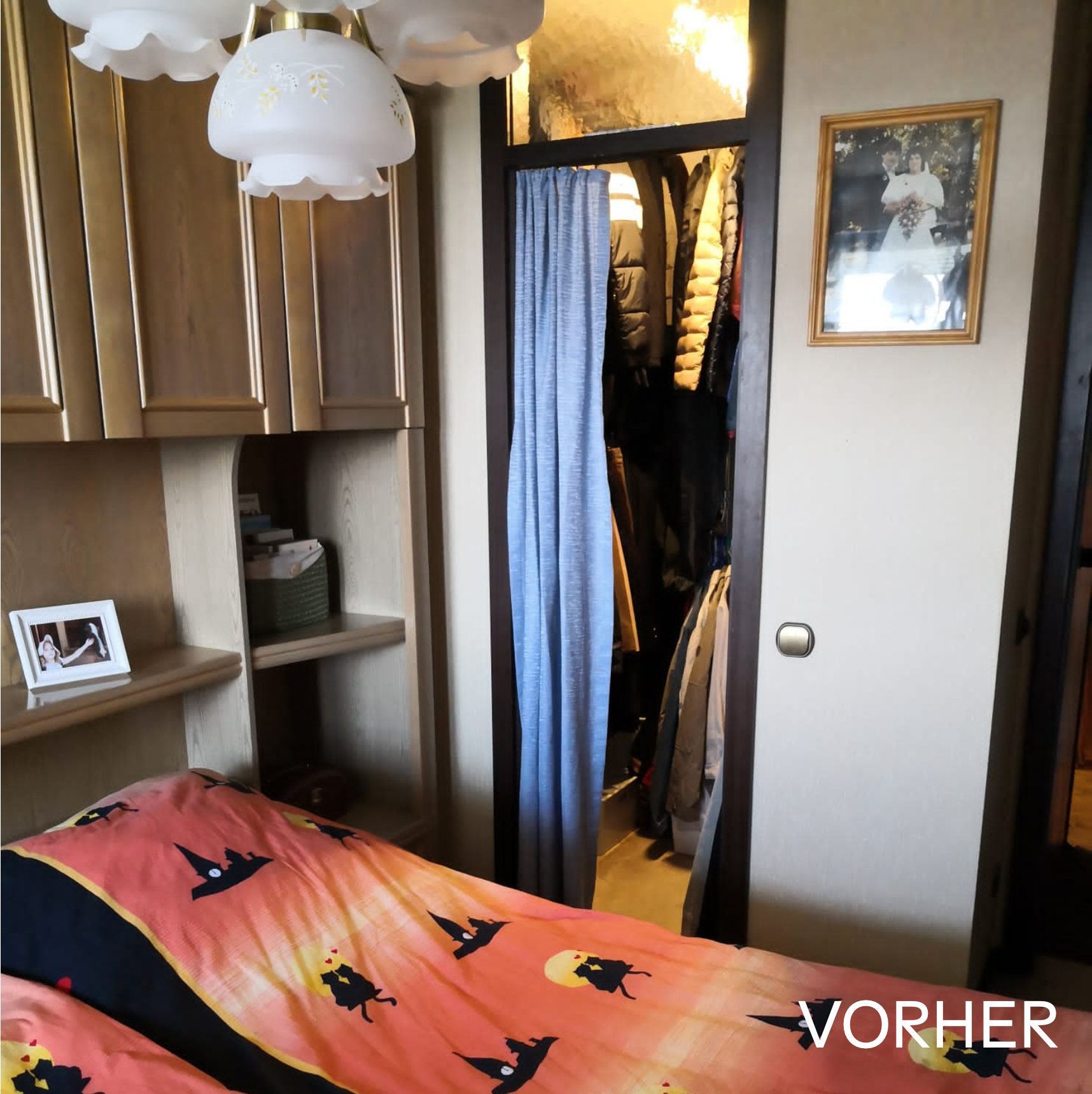 Schlafzimmer mit Bett, Kleiderschranköffnung, Lampe und gerahmtem Foto.