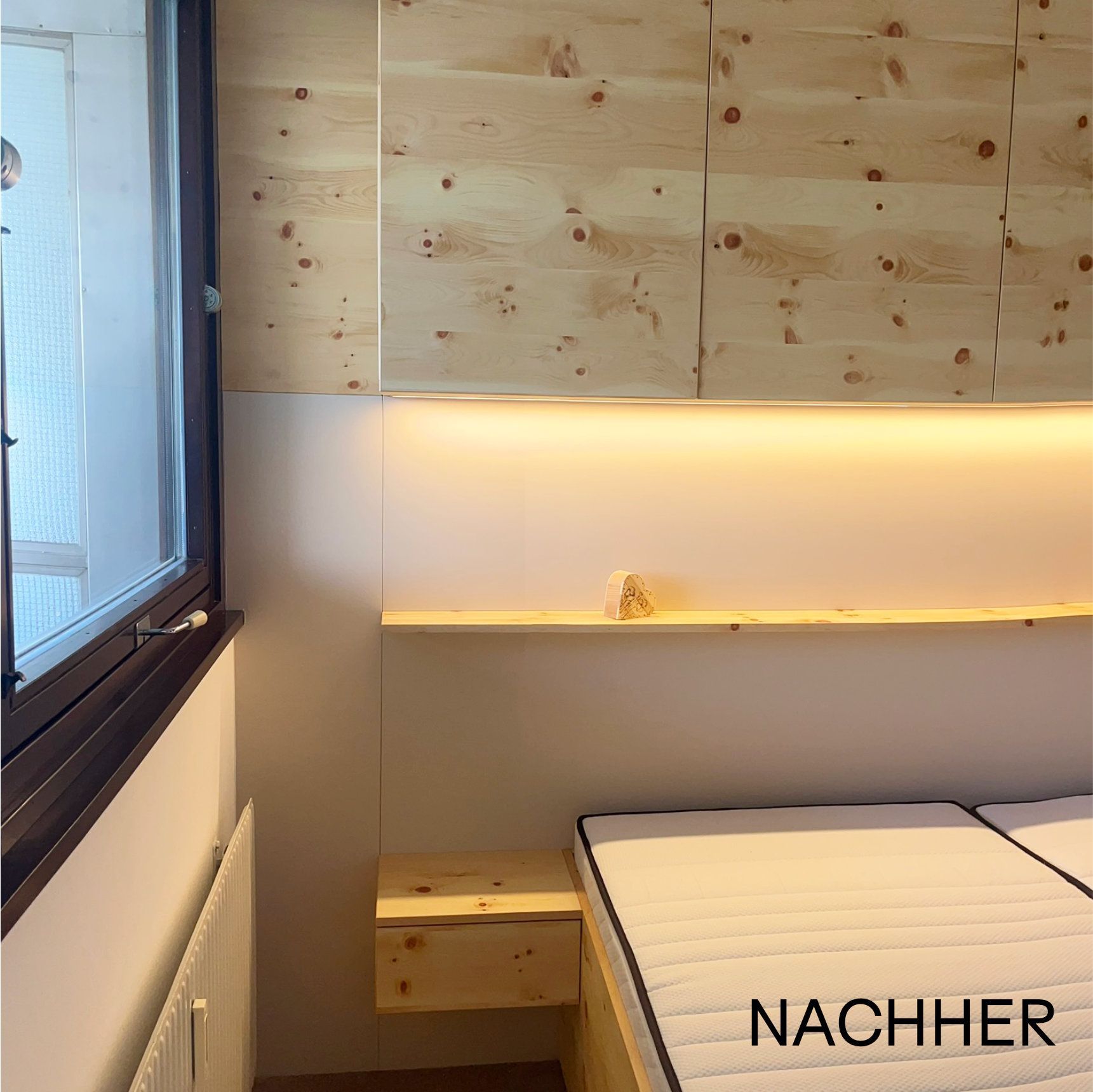 Schlafzimmer mit Holzvertäfelung, eingebautem Kopfteil mit Beleuchtung, Regal und einem schwebenden Nachttisch.
