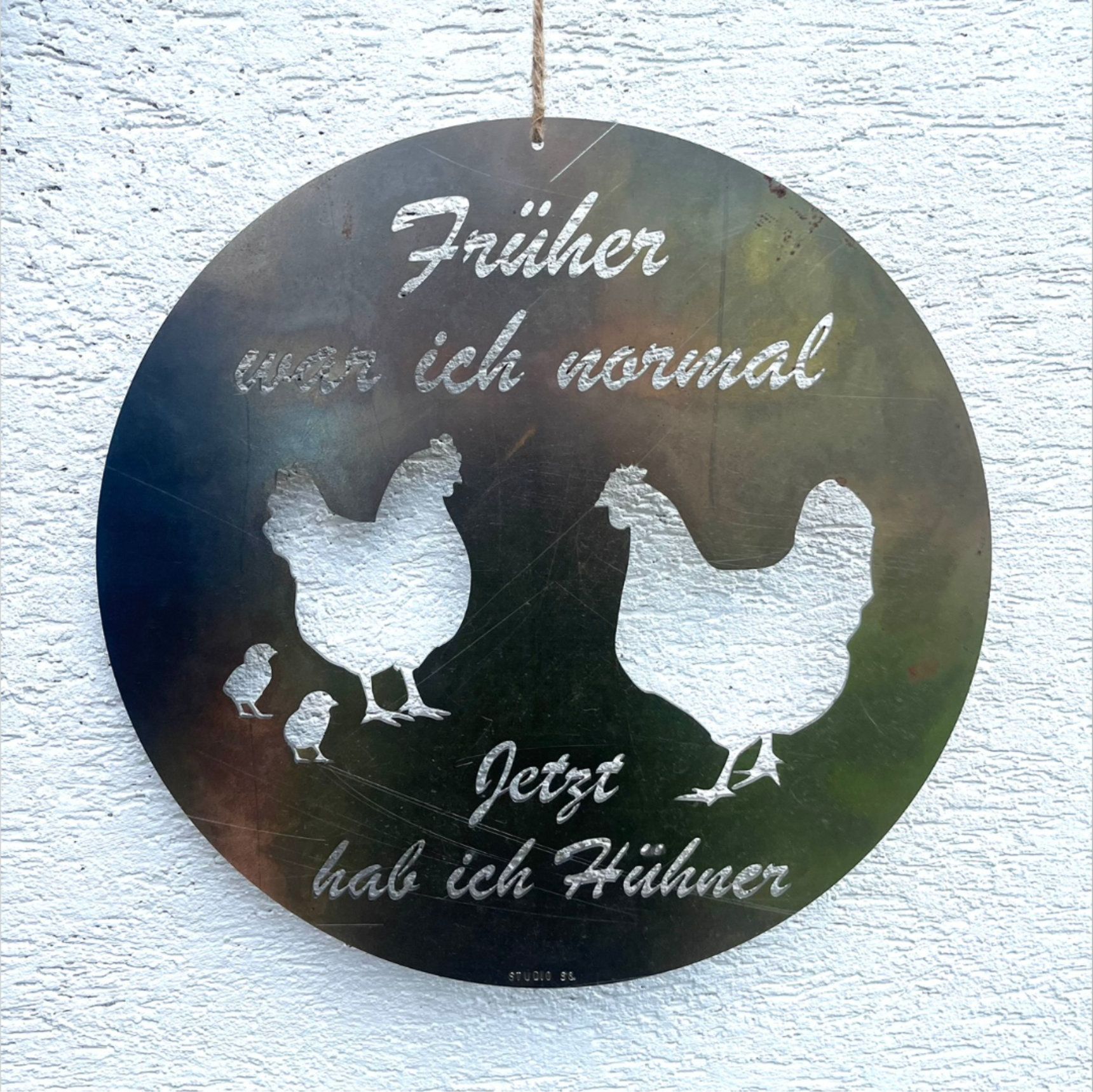 Rundes Metallschild mit Hühnern, Text: „Früher war ich normal, jetzt habe ich Hühner.“