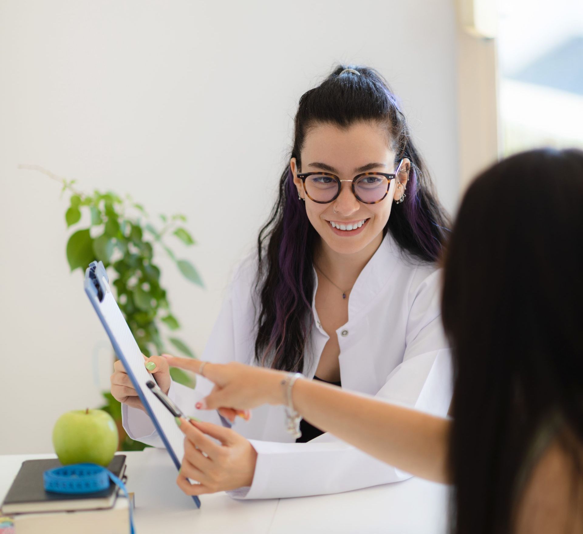 A dietitian presenting notes to a customer