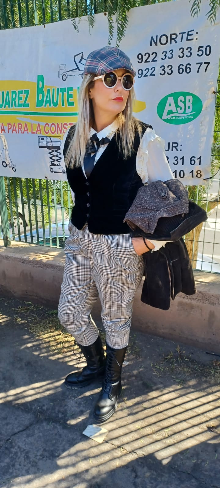 A woman is standing in front of a sign that says norte