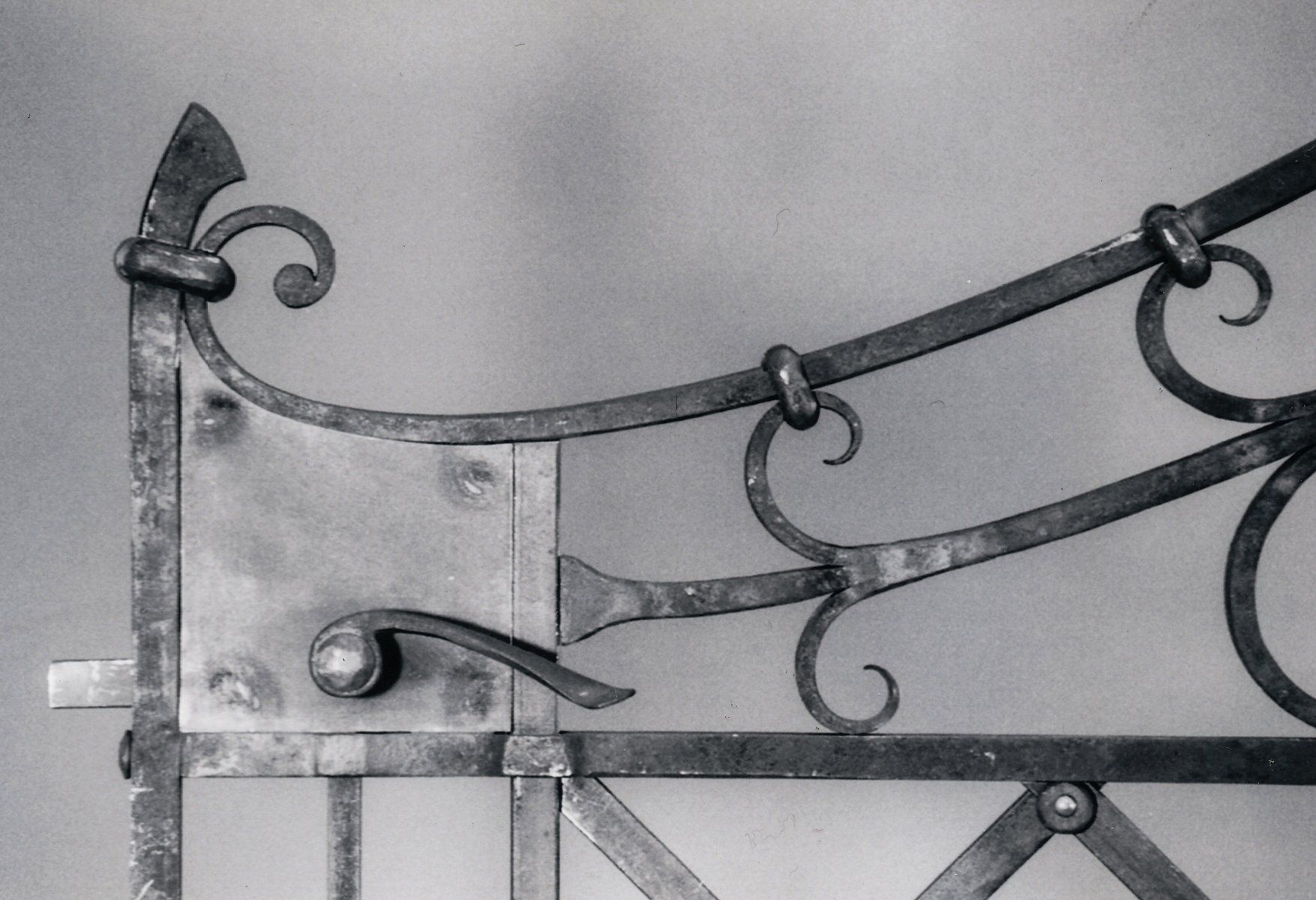 custom forged  iron single gate ltach