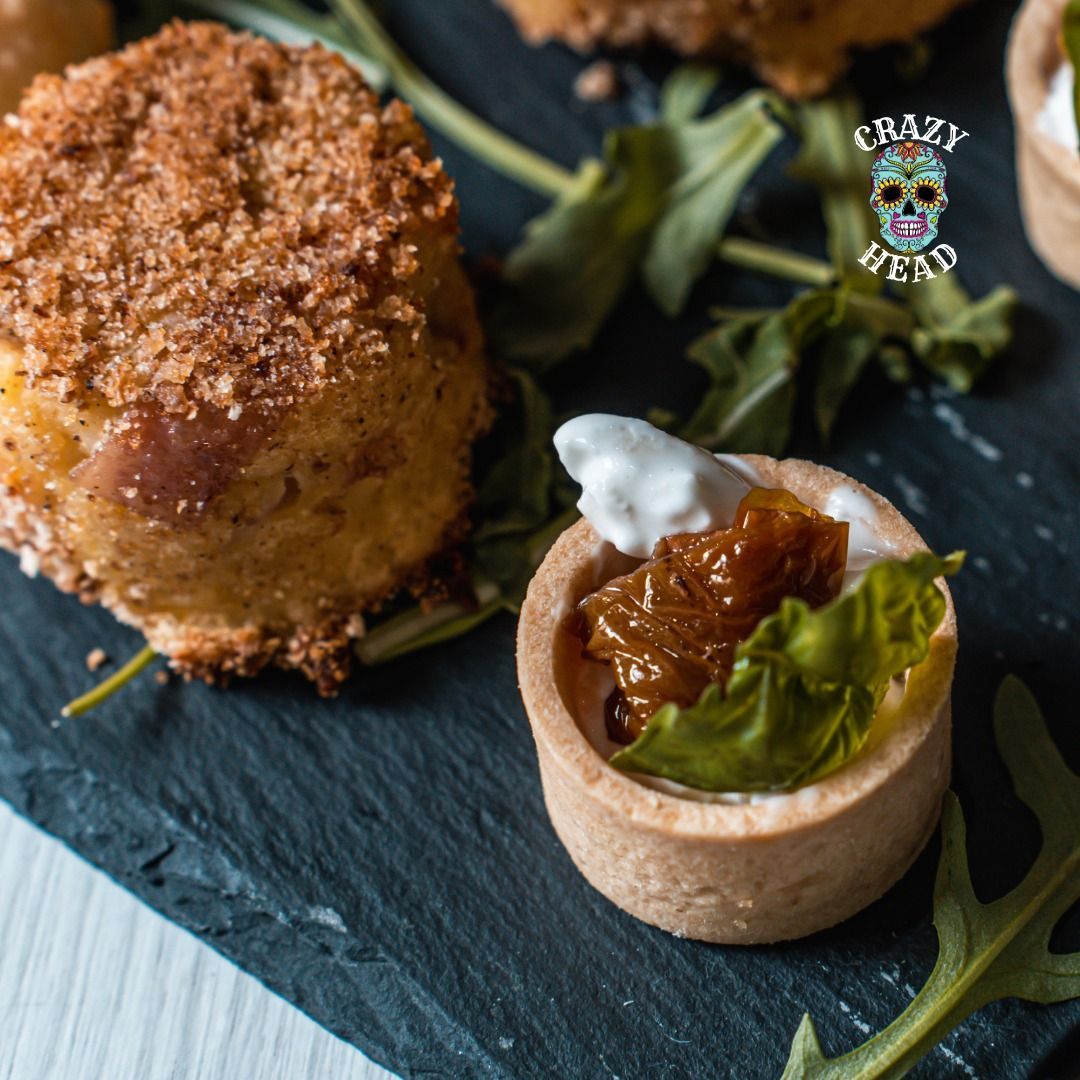 Un piatto di cibo con un logo che dice testa pazza