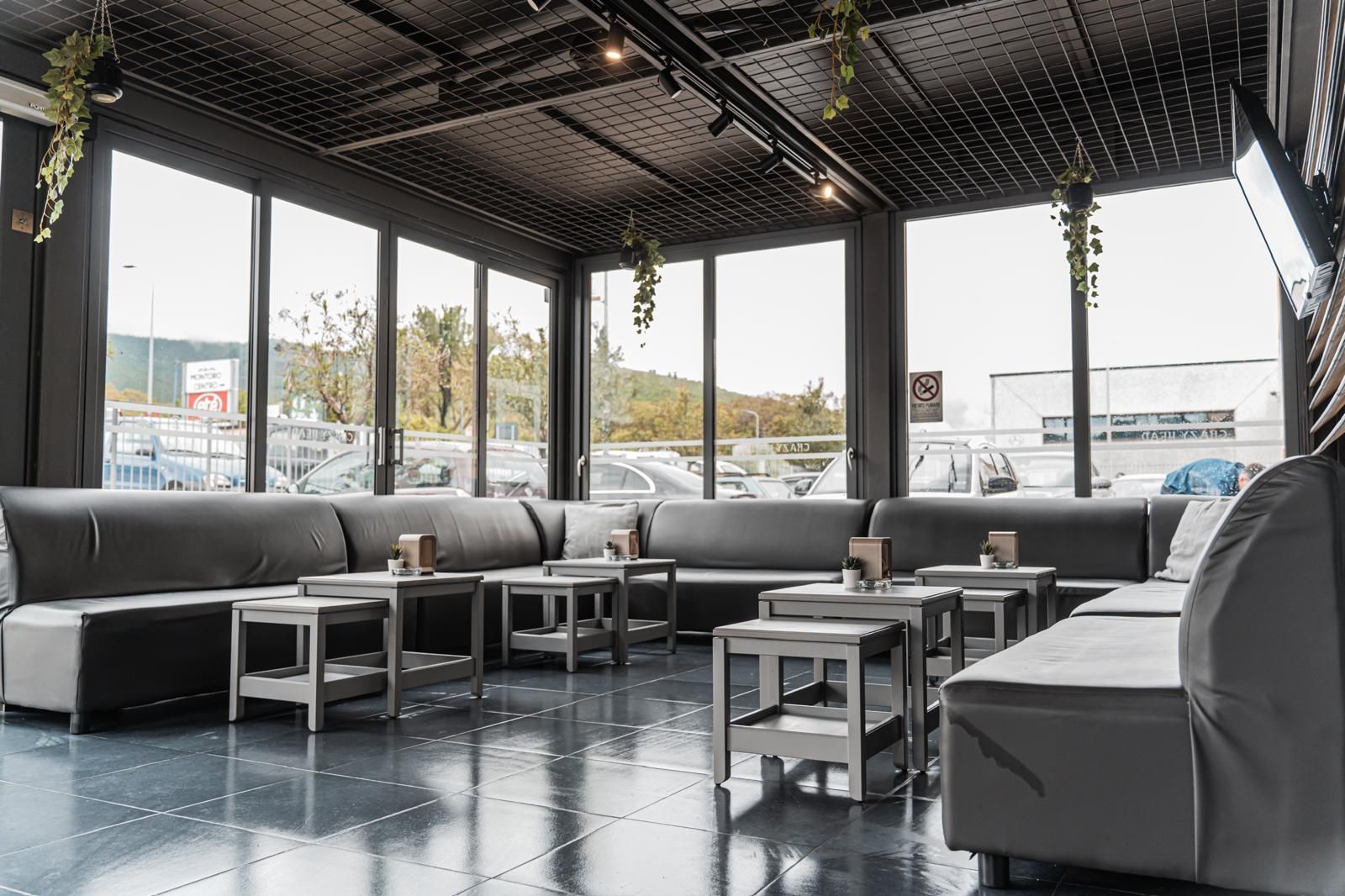 Ci sono molti tavoli e sedie nella stanza.