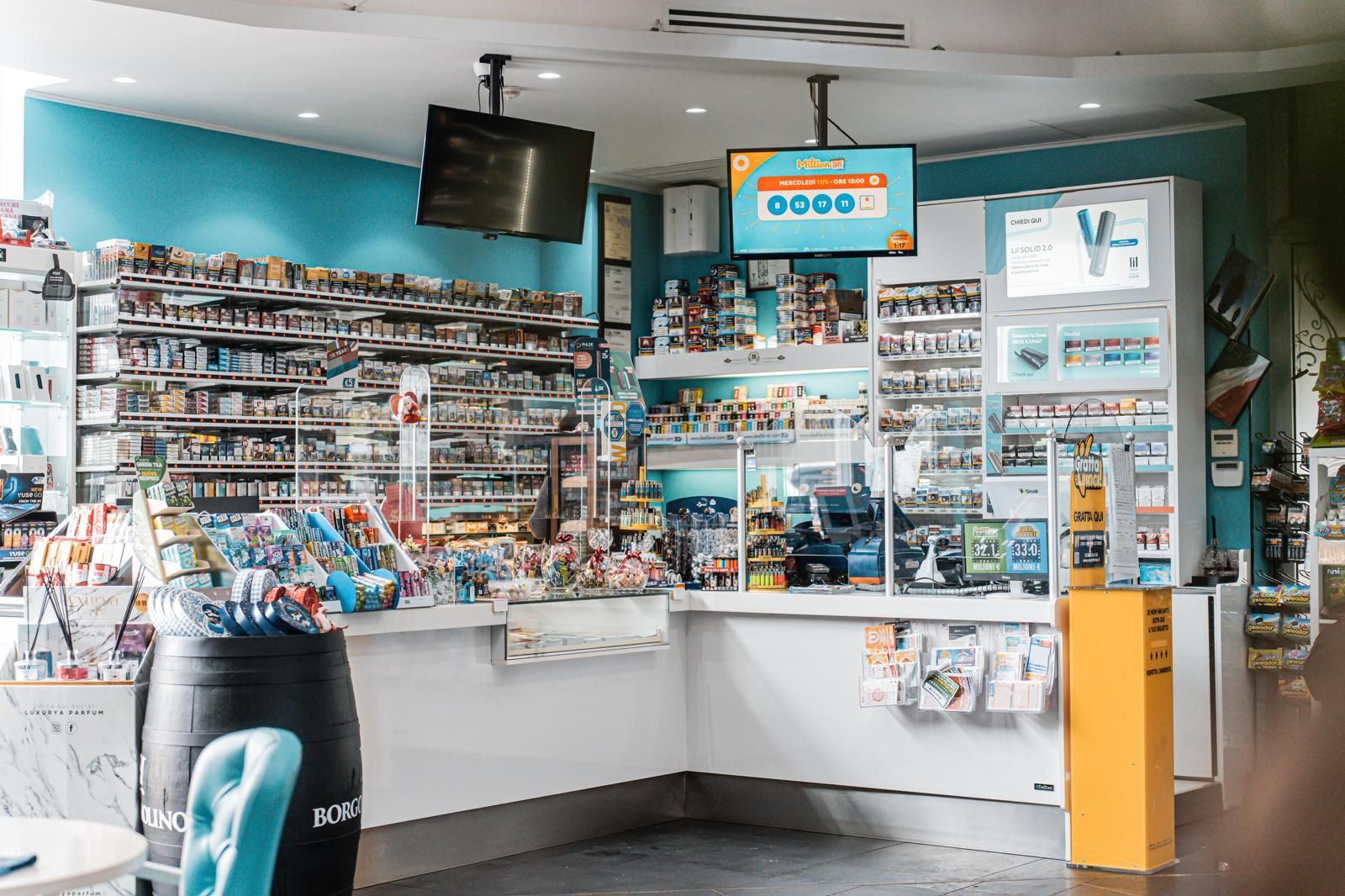 L'interno di un minimarket con un barile e un tavolo.