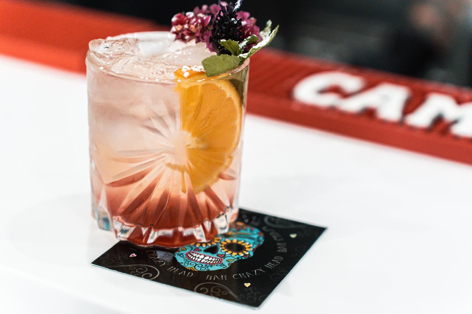 Un primo piano di un drink su un sottobicchiere su un tavolo.