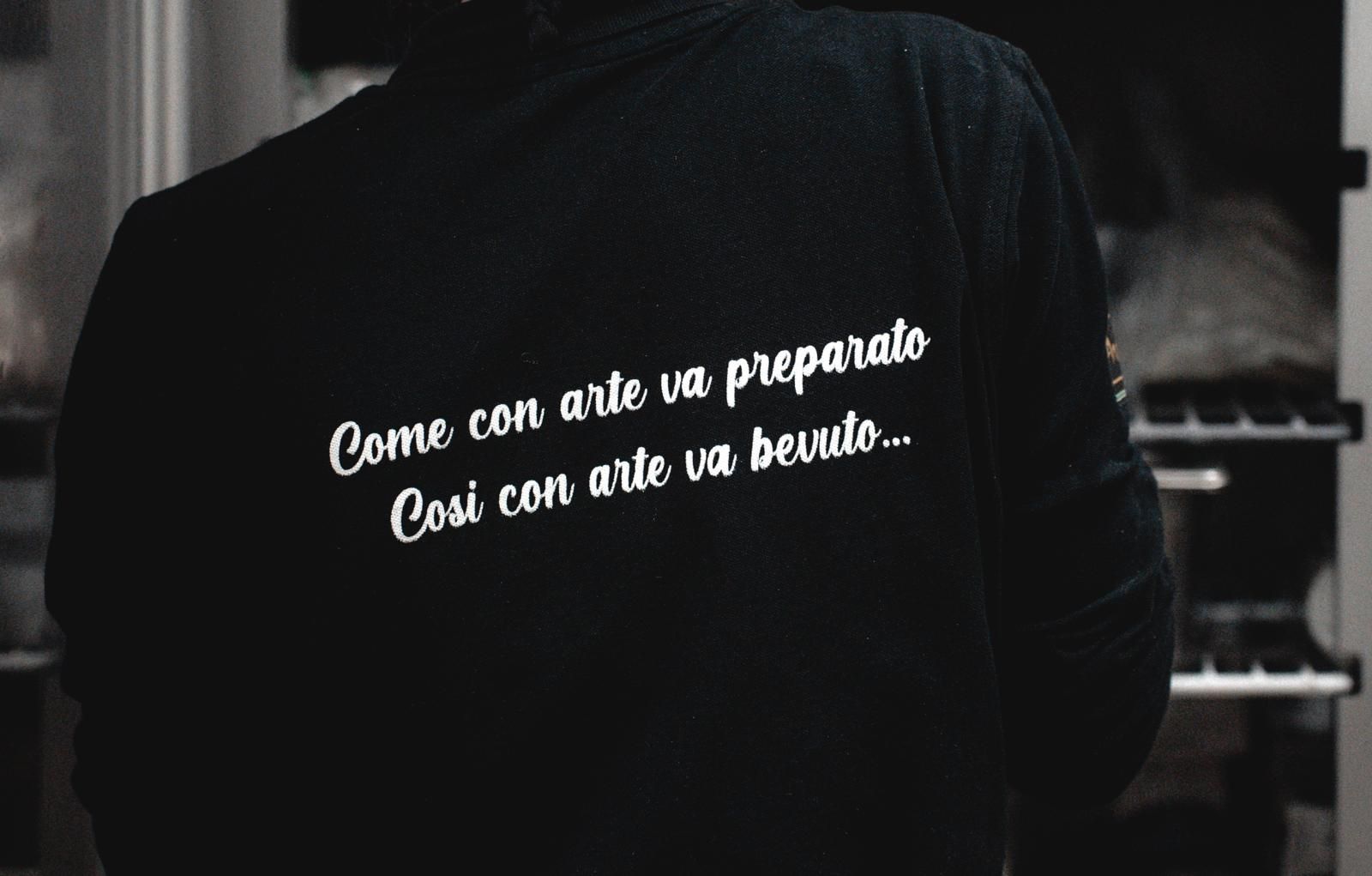 Una persona che indossa una maglietta nera con la scritta come con arte va preparato