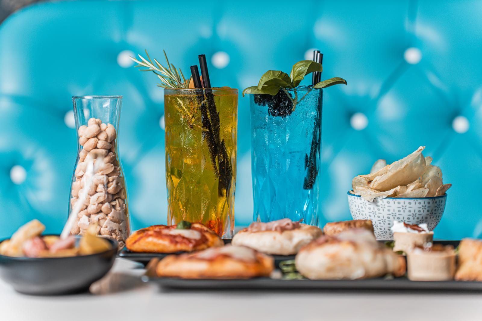 Un tavolo apparecchiato con una varietà di cibi e bevande.