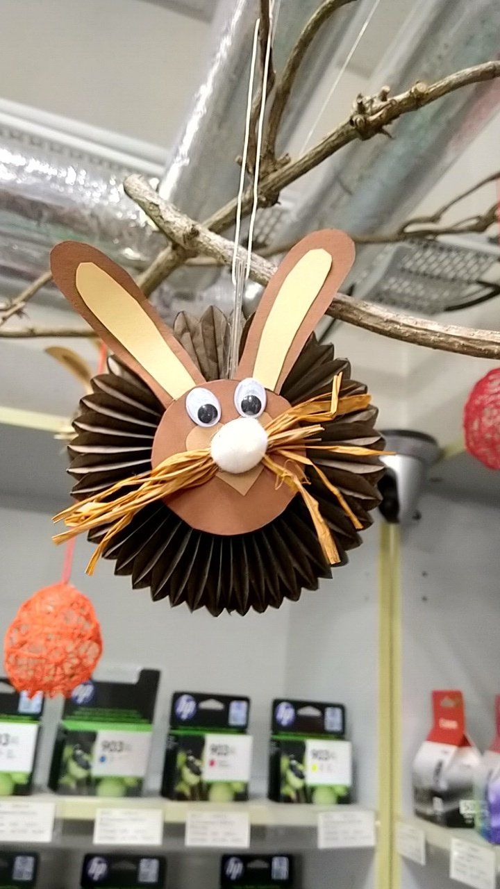 Ein Papierhase hängt an einem Ast