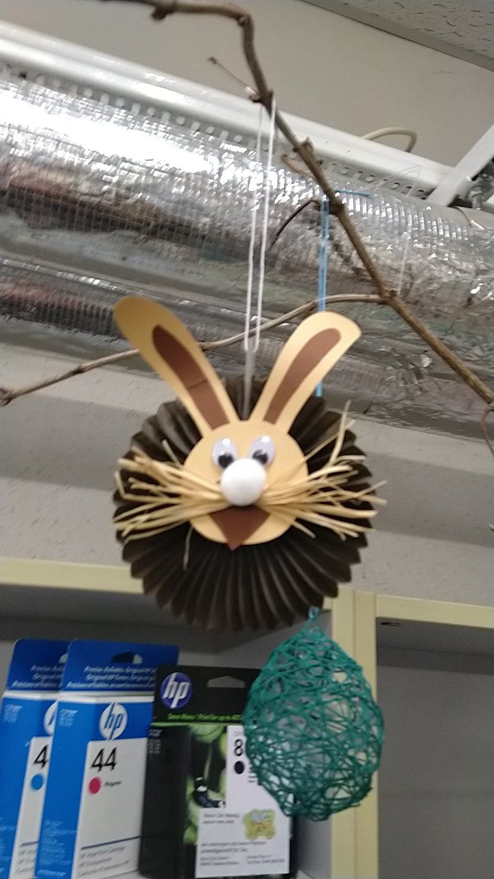 Ein Hase aus Papier hängt an einem Ast