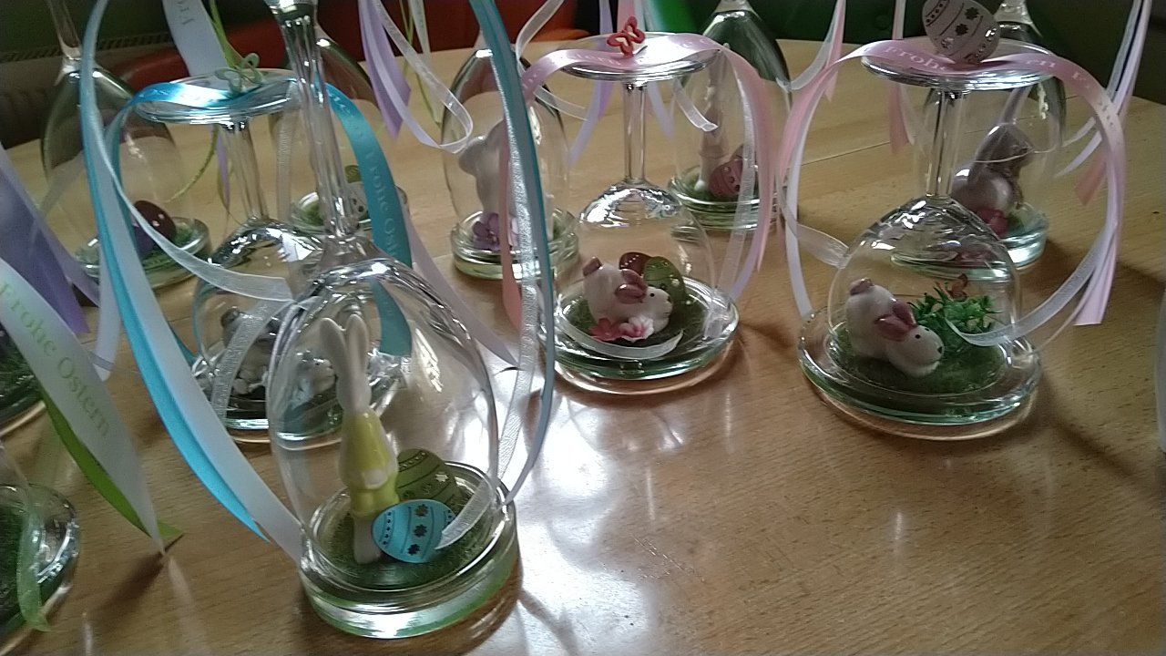 Eine Gruppe Weingläser steht auf einem Holztisch.