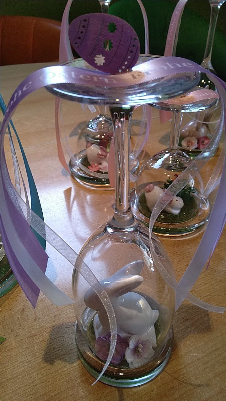 Eine Gruppe Weingläser steht auf einem Holztisch.