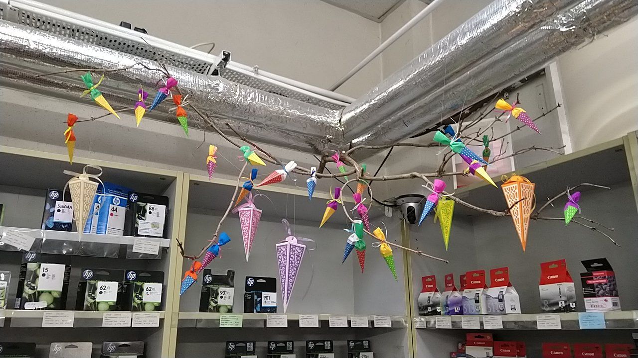 Ein Laden, in dem viele bunte Kegel von der Decke hängen.