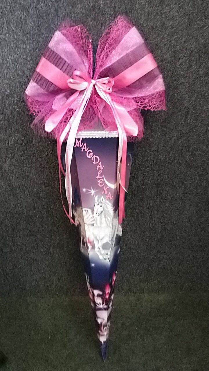 Eine Tüte mit einer rosa Schleife oben drauf.