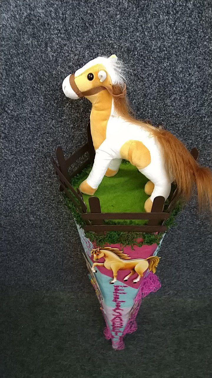 Ein ausgestopftes Pferd sitzt auf einem Kegel.