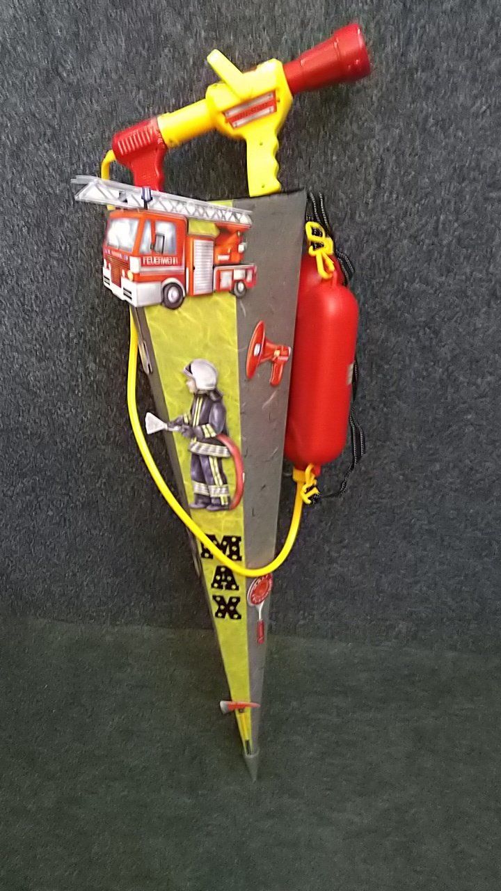 Ein Spielzeug-Feuerwehrauto mit einem daran befestigten Feuerlöscher.