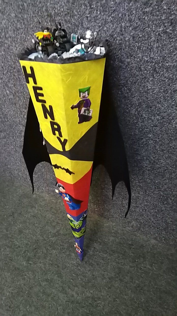 Ein bunter Kegel voller Spielzeug und einem Batman-Umhang.