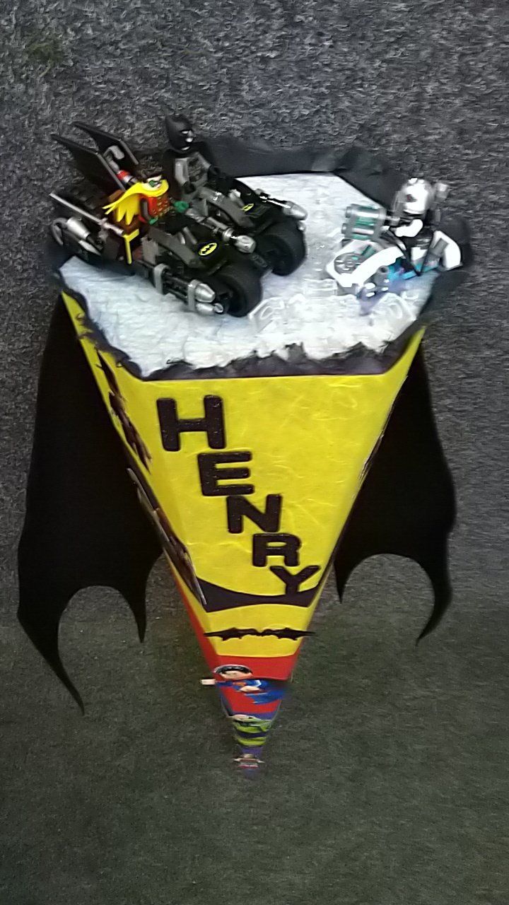 Ein gelber Kegel mit dem Namen Henry darauf