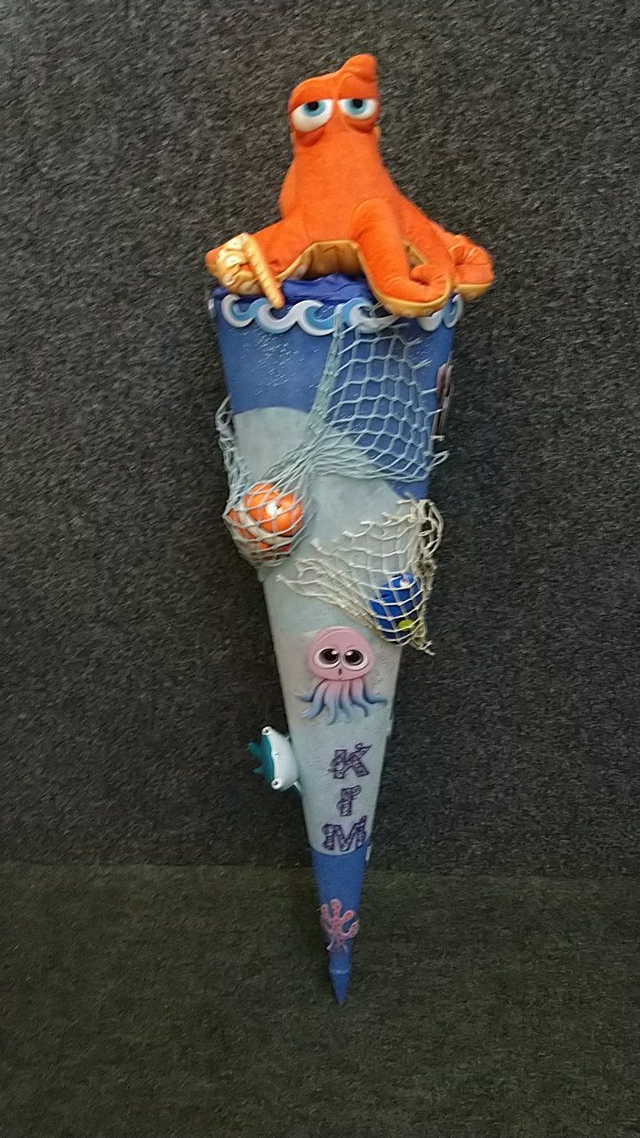 Ein ausgestopfter Oktopus sitzt auf einem blauen Kegel.