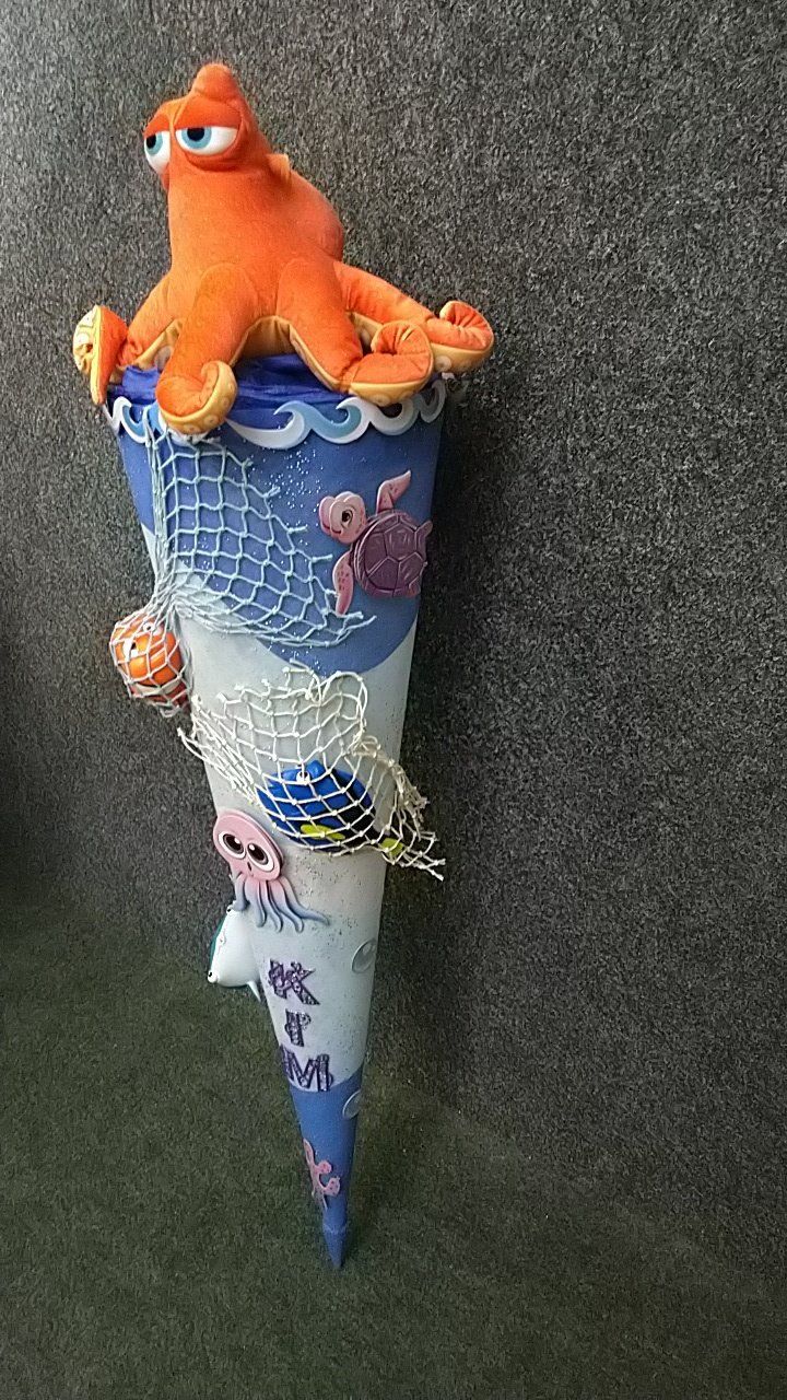 Ein ausgestopfter Oktopus sitzt auf einem blau-weißen Kegel.