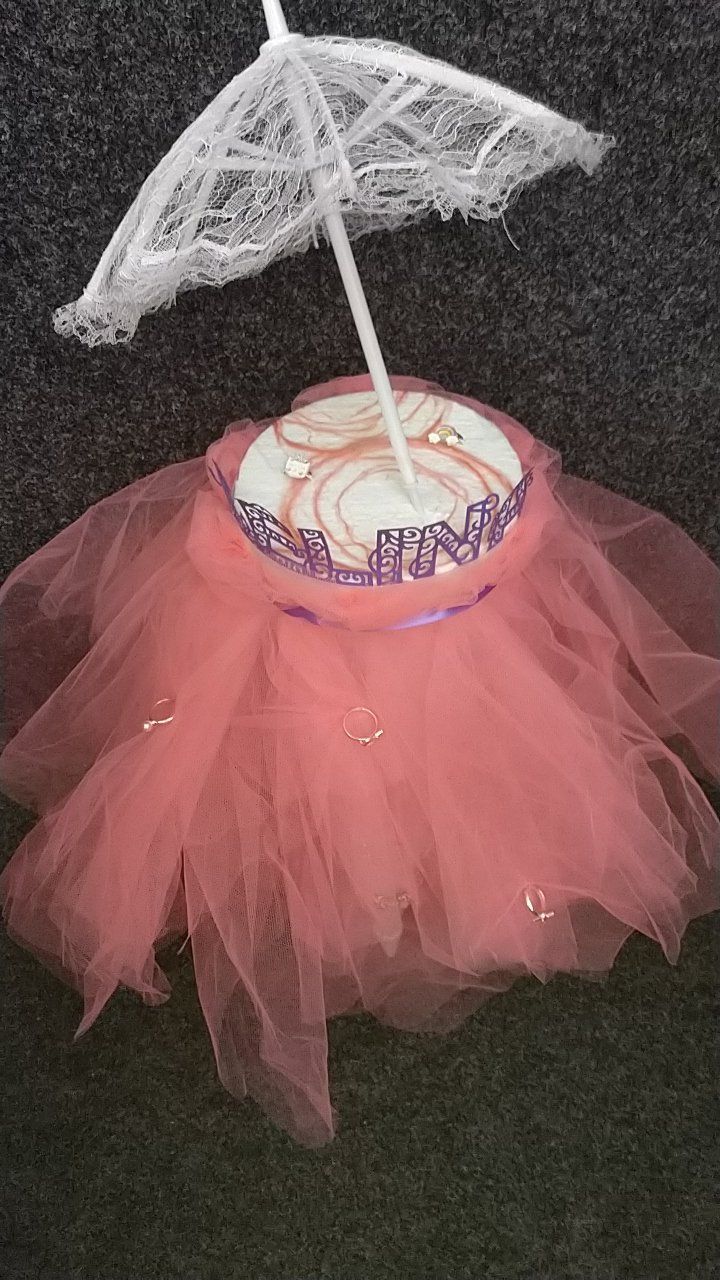 Ein rosa Tutu mit einem weißen Spitzenschirm darüber.