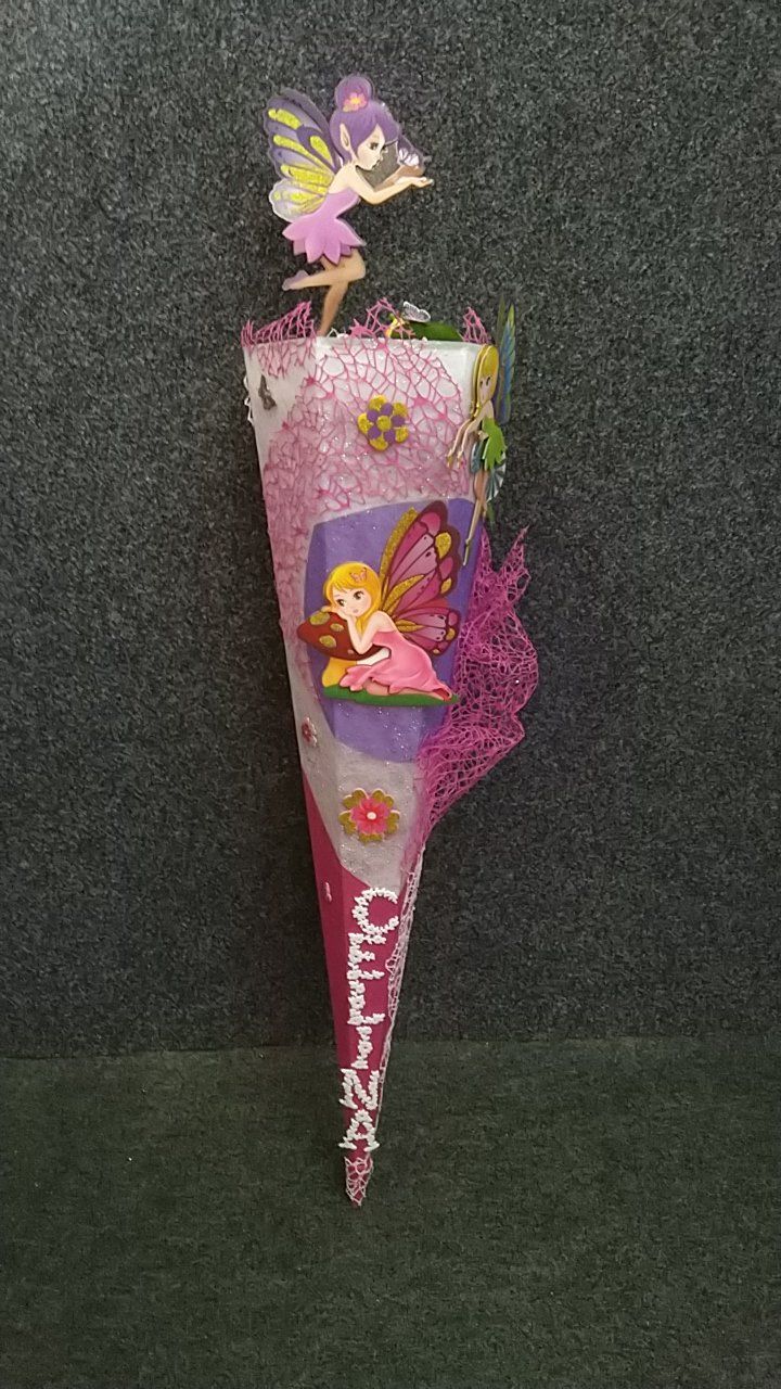 Ein rosa Kegel mit einer Fee darauf.