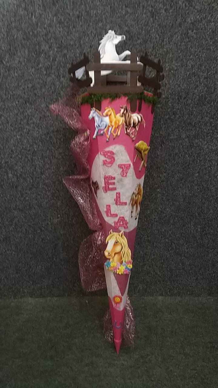 Ein rosa Kegel mit Pferden und dem Namen Stella darauf