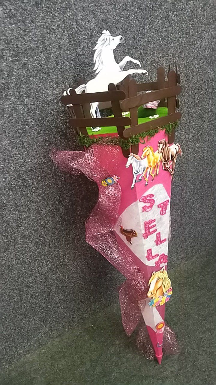 Ein rosa Kegel mit einem Pferd darauf.