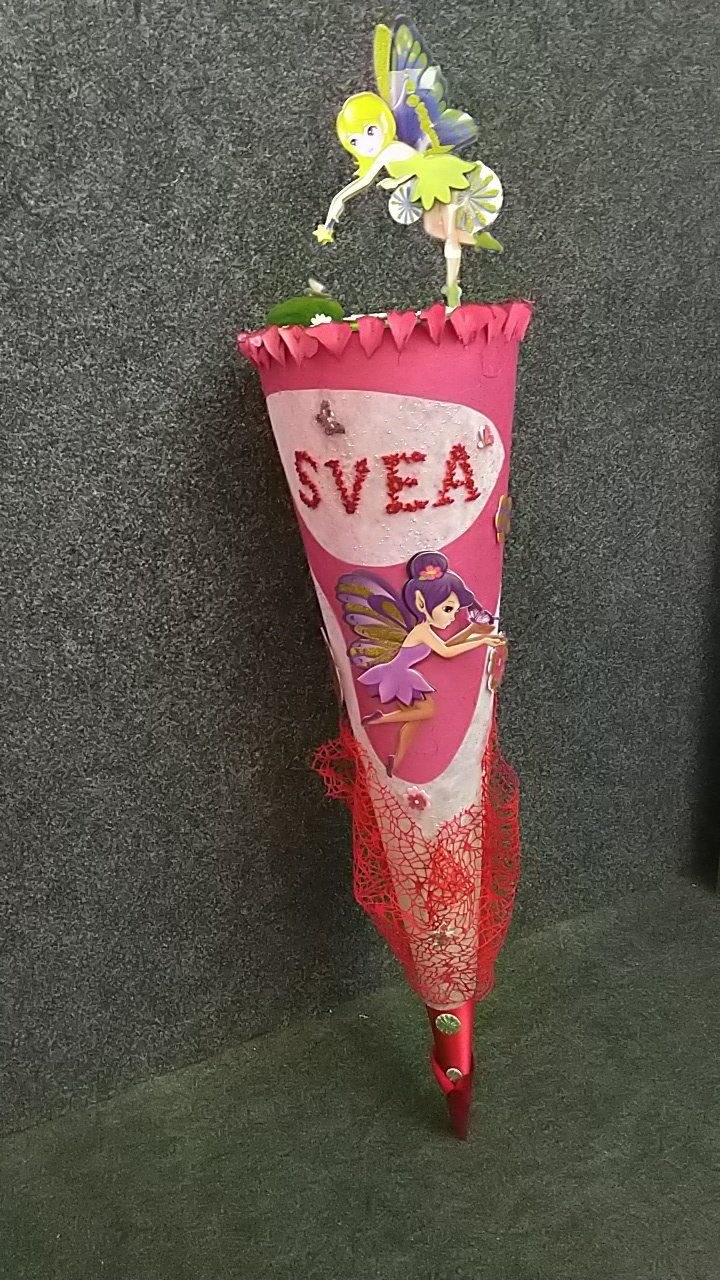 Ein rosa Kegel mit einer Fee darauf.