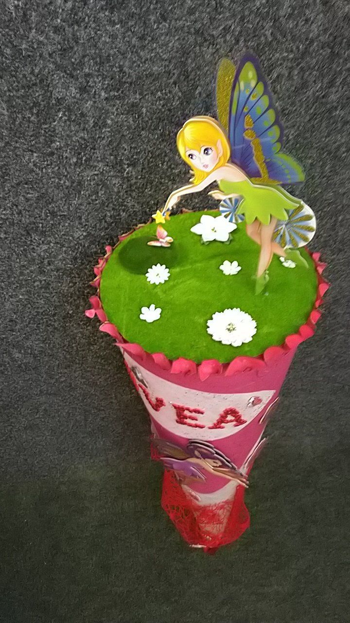 Ein Cupcake mit einer Tinkerbell-Figur obendrauf.