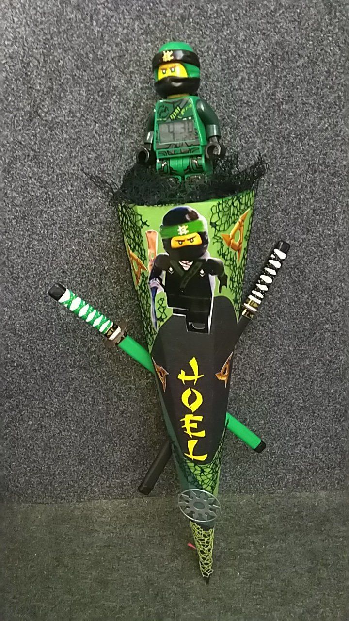 Ein Lego-Ninjago-Kegel mit einer Ninjago-Figur oben drauf.