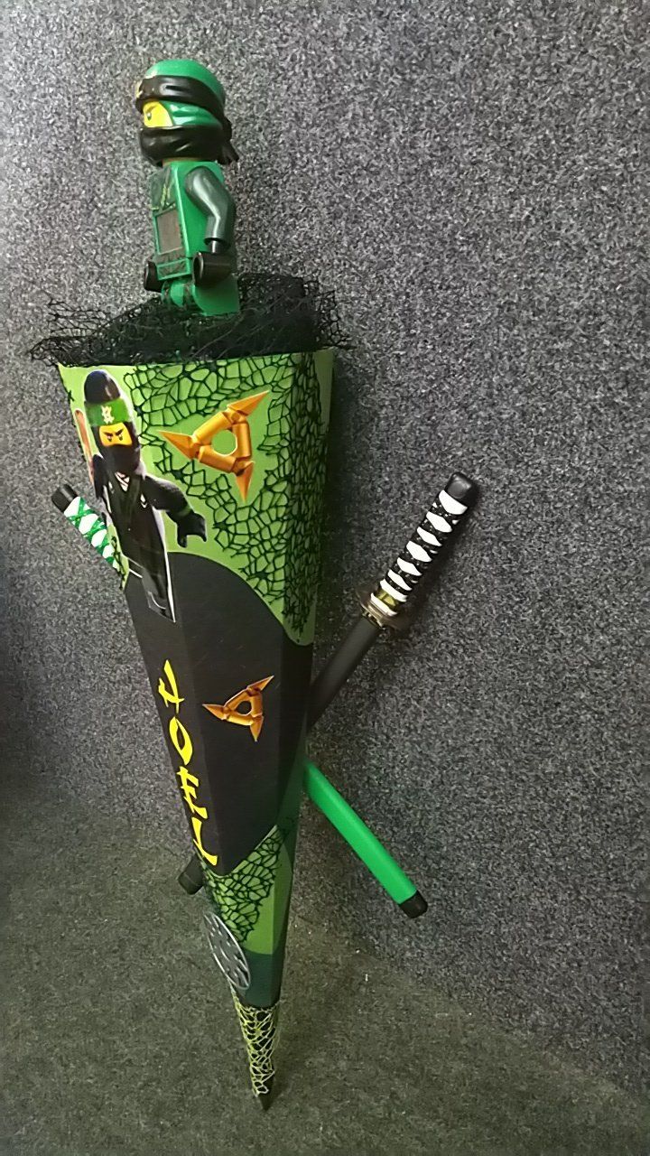Ein Lego-Ninjago-Kegel mit einer Ninjago-Figur oben drauf.
