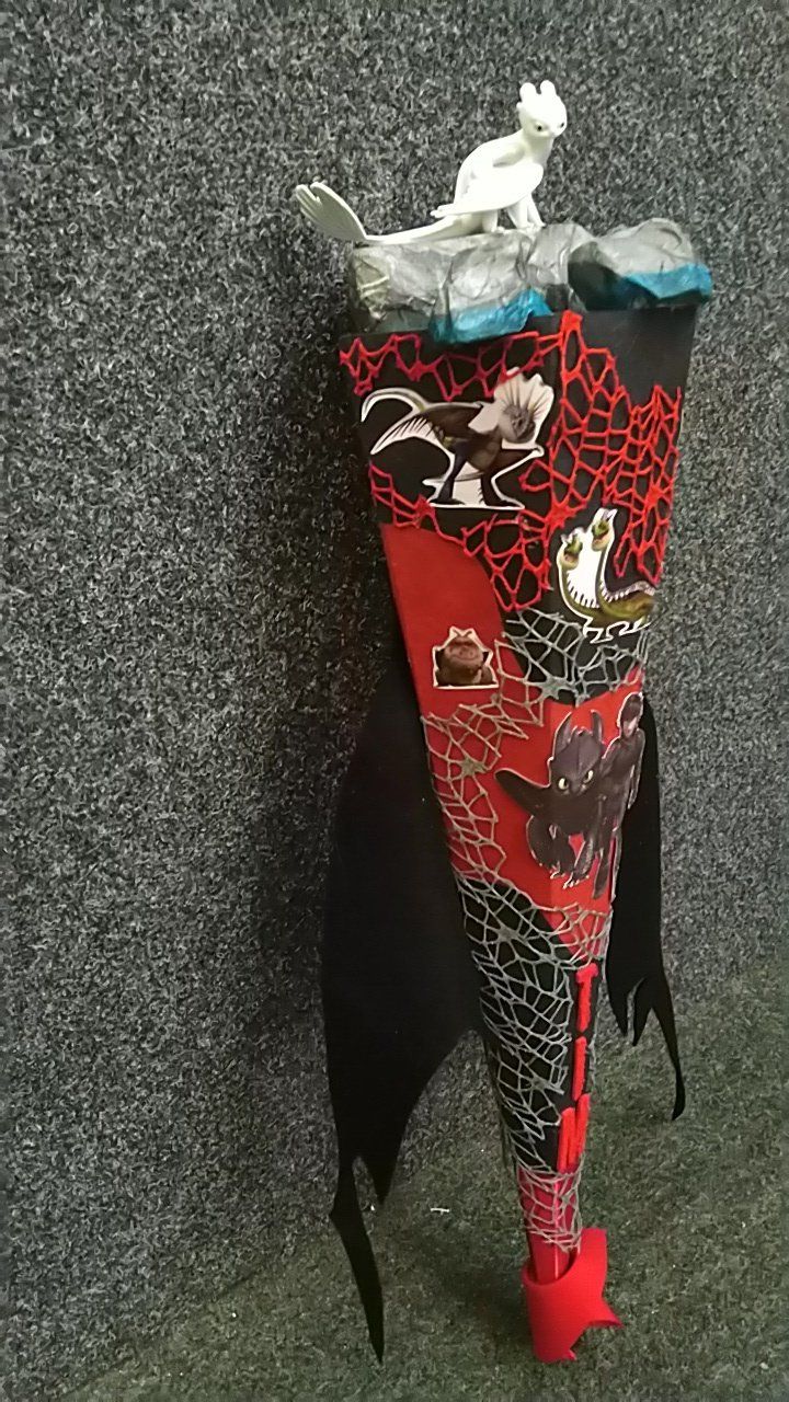 Ein Kegel mit einer Drachenstatue darauf.