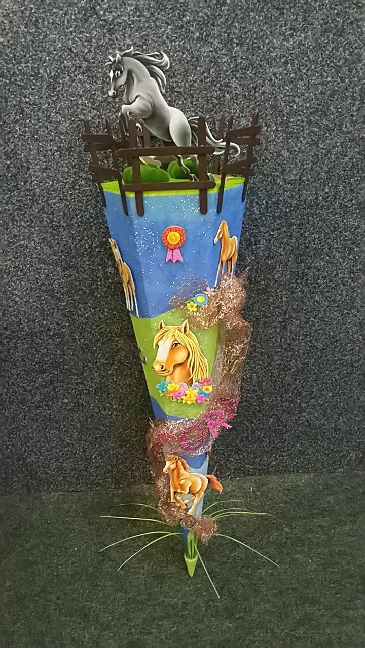 Ein Kegel mit einem Pferd darauf.