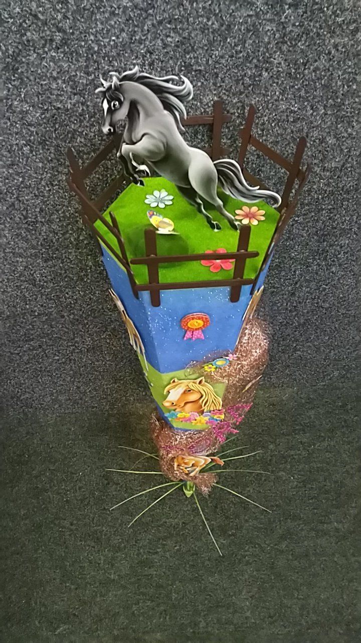 Eine Zeichnung eines Pferdes, das auf einem Zaun steht.