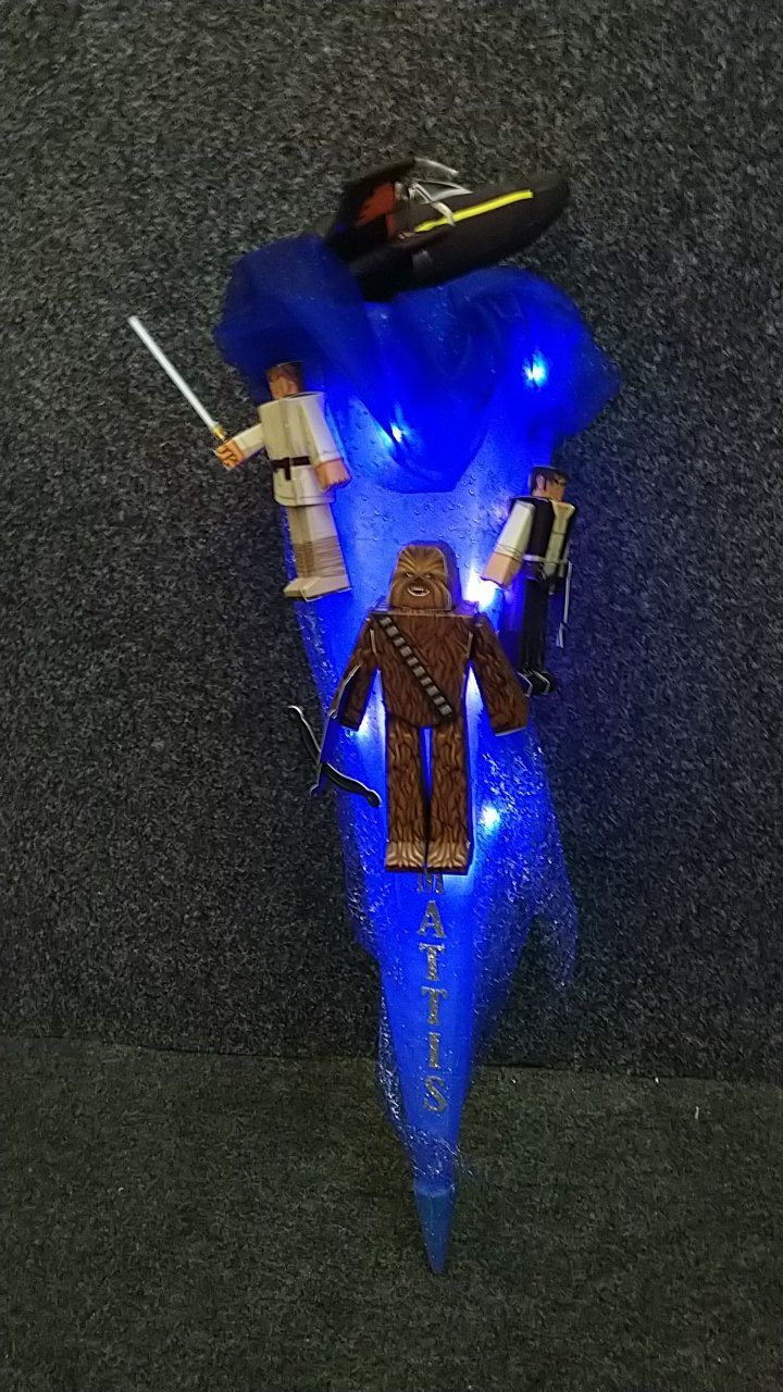 Ein Haufen Star Wars-Spielzeuge sitzt auf einem blauen Kegel.