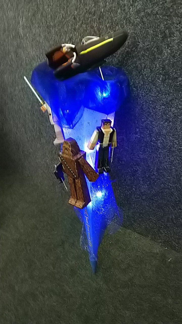 Eine Nahaufnahme eines Lego-Star-Wars-Ornaments mit Lichtern darauf.