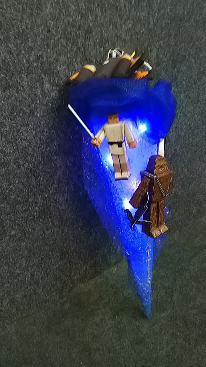 Ein Lego-Star-Wars-Ornament mit Lichtschwertern darauf.