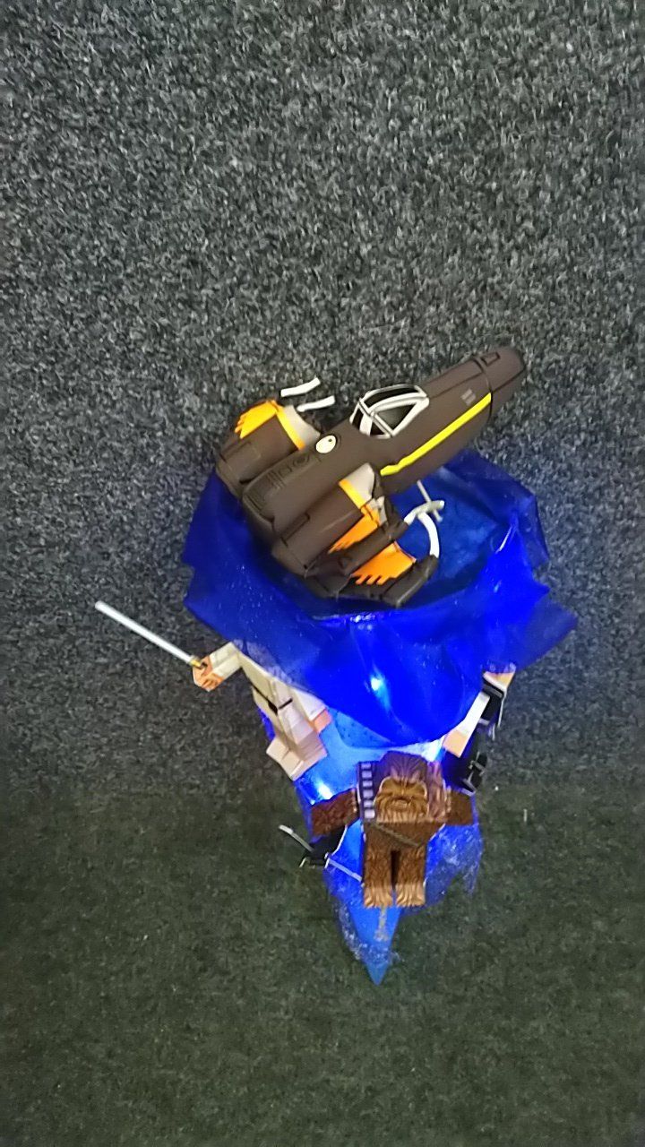 Auf einem blauen Behälter auf einem Tisch liegt ein Spielzeug.