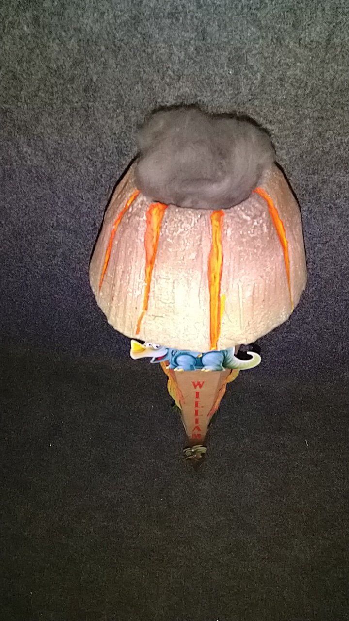 Ein Heißluftballon aus einem Kürbis schwebt in der Luft.