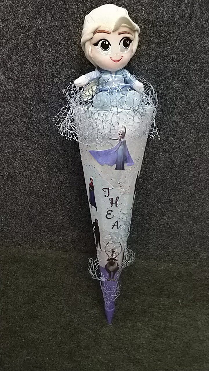 Eine gefrorene Puppe sitzt auf einer Eistüte.