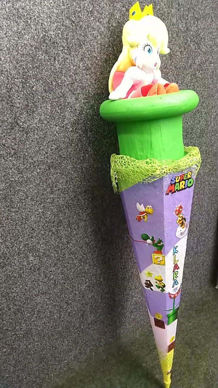 Ein lila Kegel mit einer Prinzessin-Peach-Figur darauf.