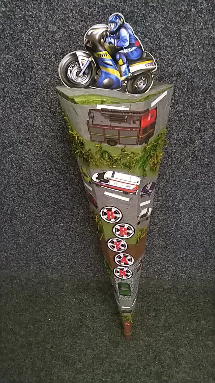 Ein Kegel mit einem Motorrad darauf.