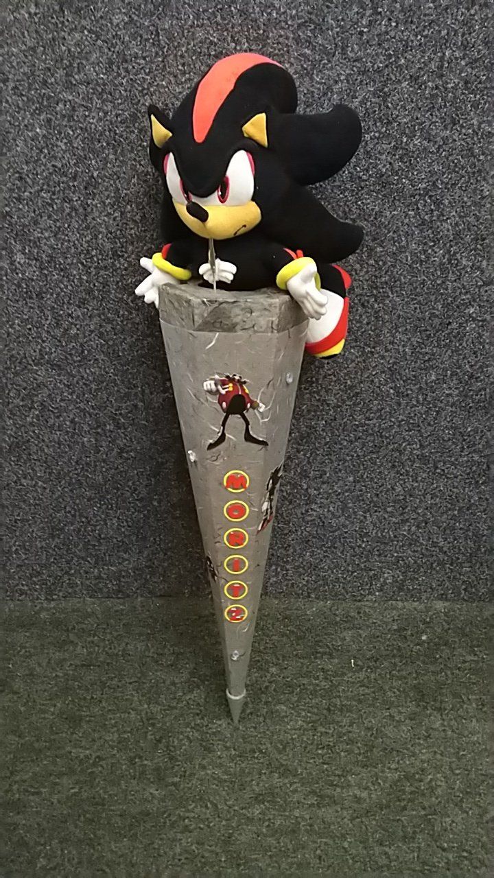 Ein ausgestopfter Schatten-Igel, der auf einer Eistüte sitzt.