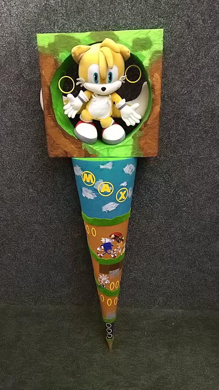 Ein ausgestopfter Schwanz von Sonic the Hedgehog steckt in einem Kegel.