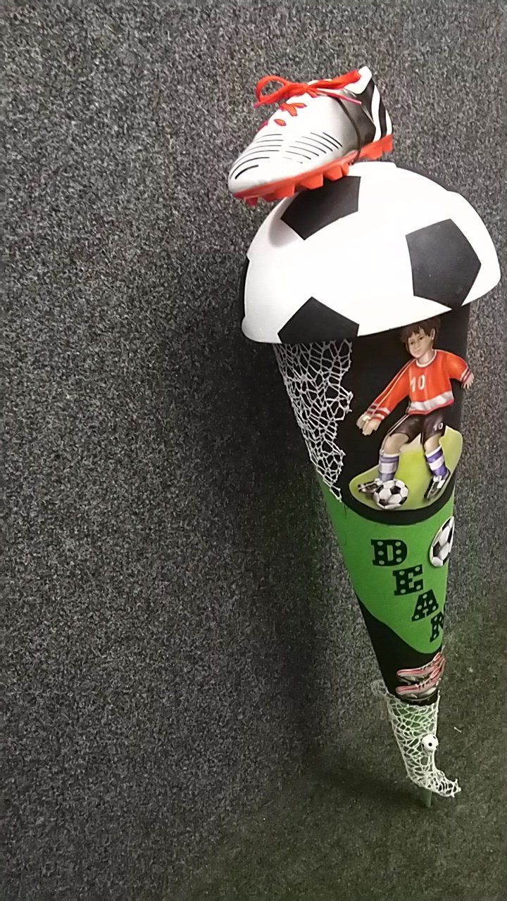 Eine Fußball-Hütte mit einem Fußballspieler darauf