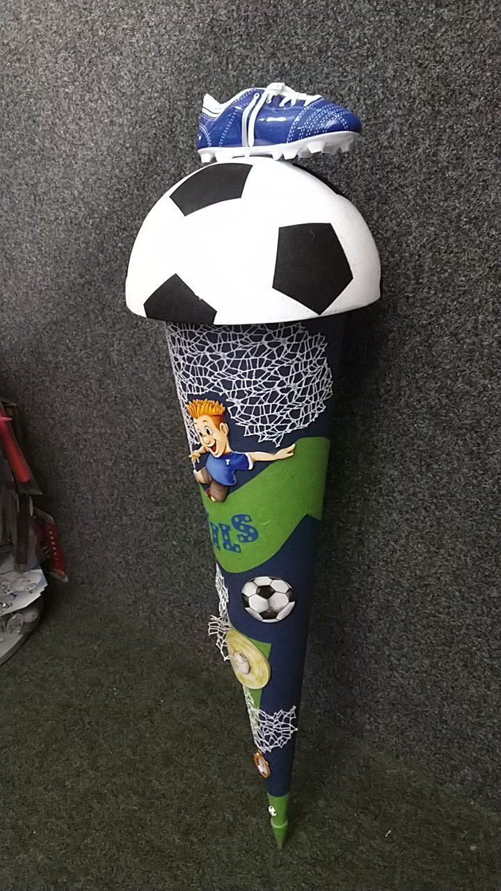 Ein Fußballkegel mit einem Fußball darauf.