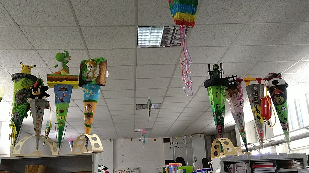 In einem Raum hängen mehrere Luftballons von der Decke.