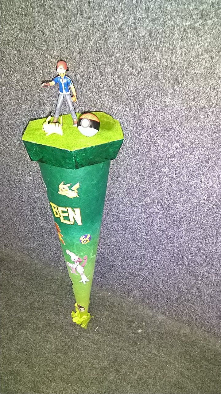 Ein grüner Kegel mit einer Figur darauf.